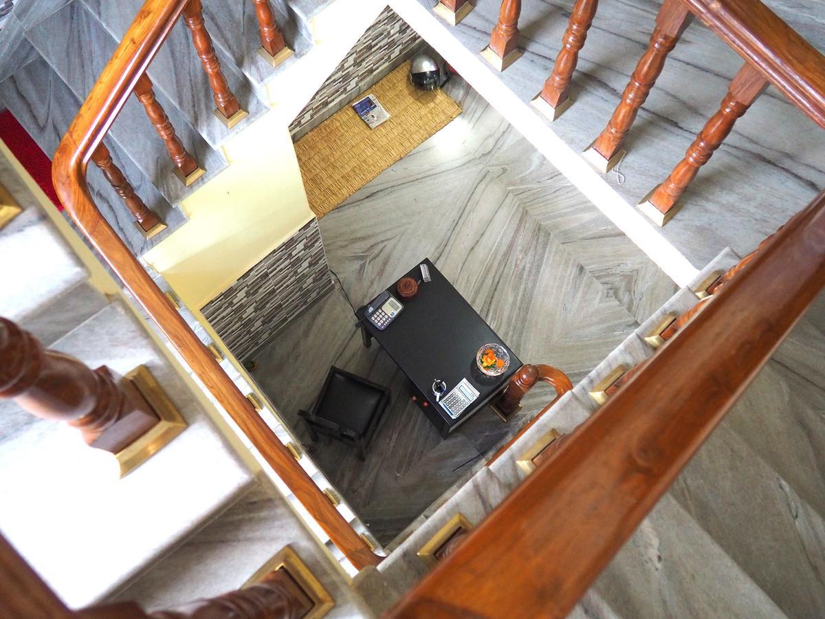 Aroma Tourist Hostel Покхара Экстерьер фото